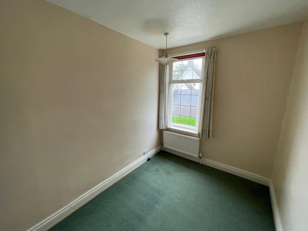 Lot: 20 - THREE-BEDROOM COTTAGE FOR IMPROVEMENT - Bedroom 3 with window to front